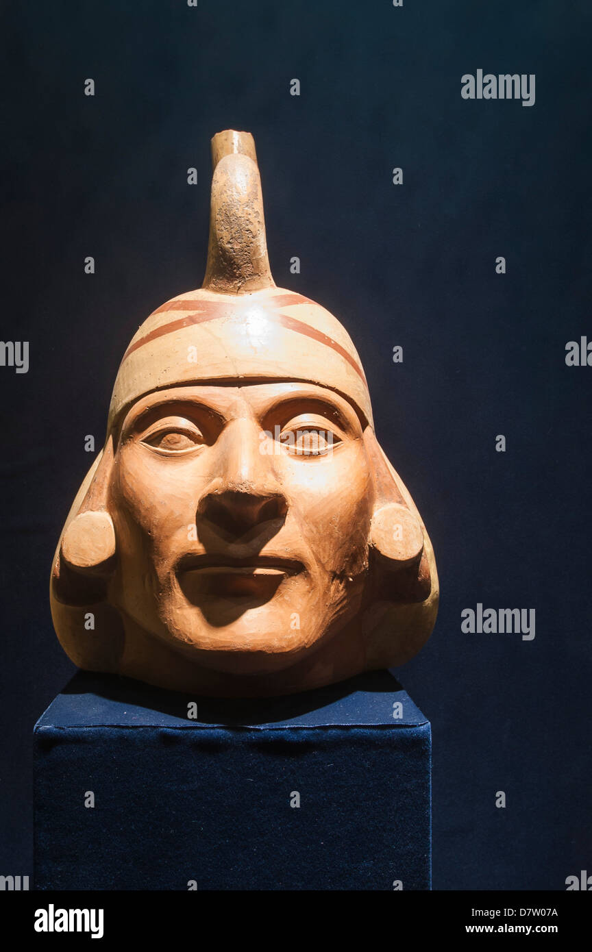 La poterie précolombienne dans le musée d'archéologie, Trujillo, Pérou, Amérique du Sud Banque D'Images