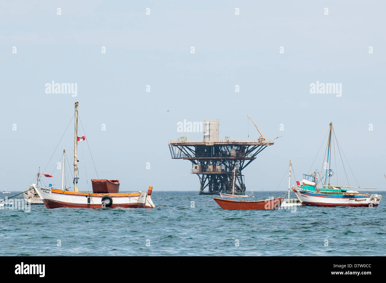 Bateaux de pêche et la plate-forme pétrolière au large de Cabo Blanco, le Pérou, Amérique du Sud Banque D'Images