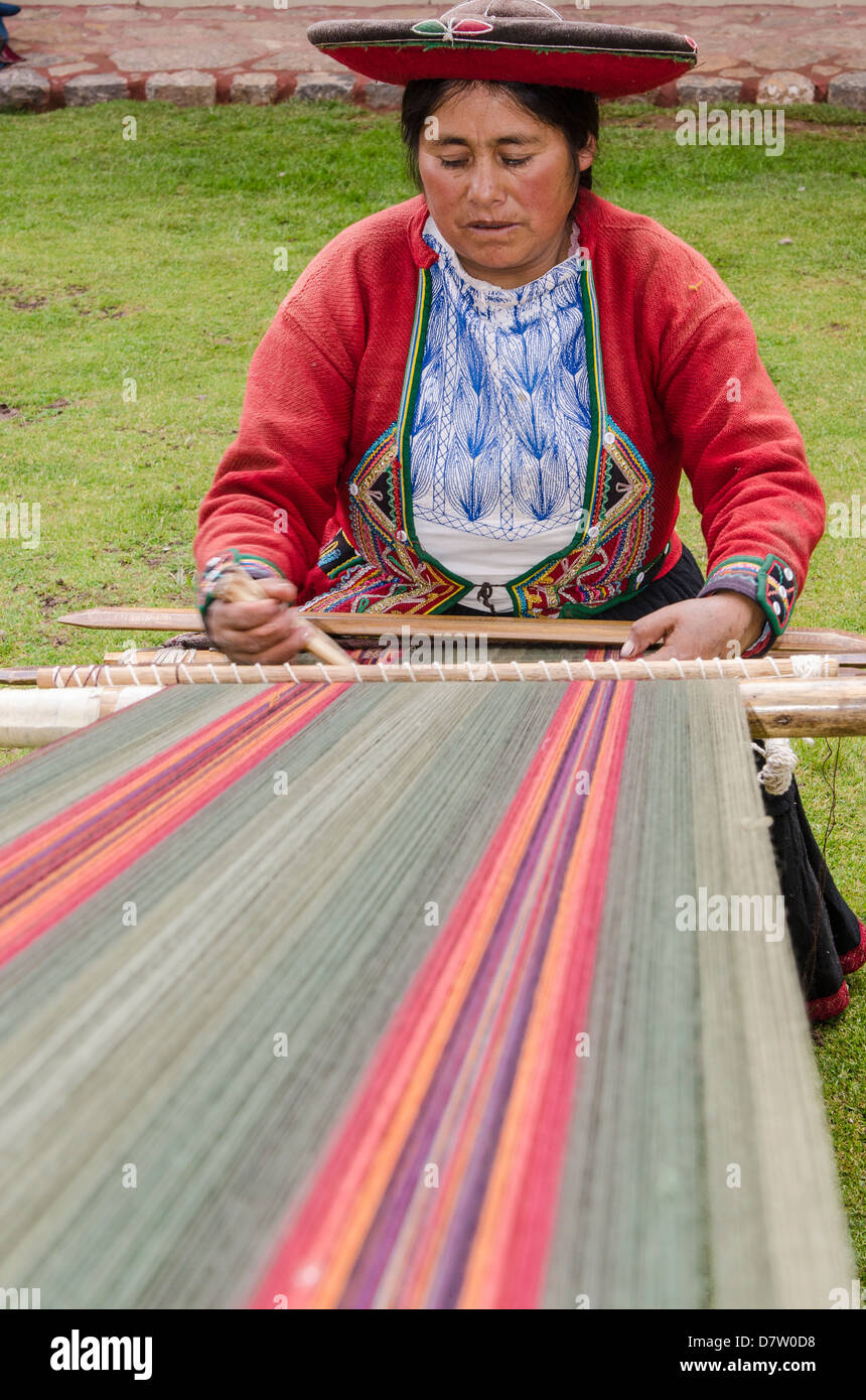Femme à l'aide de l'aide de l'Inca à tisser, Chinchero, Pérou, Amérique du Sud Banque D'Images
