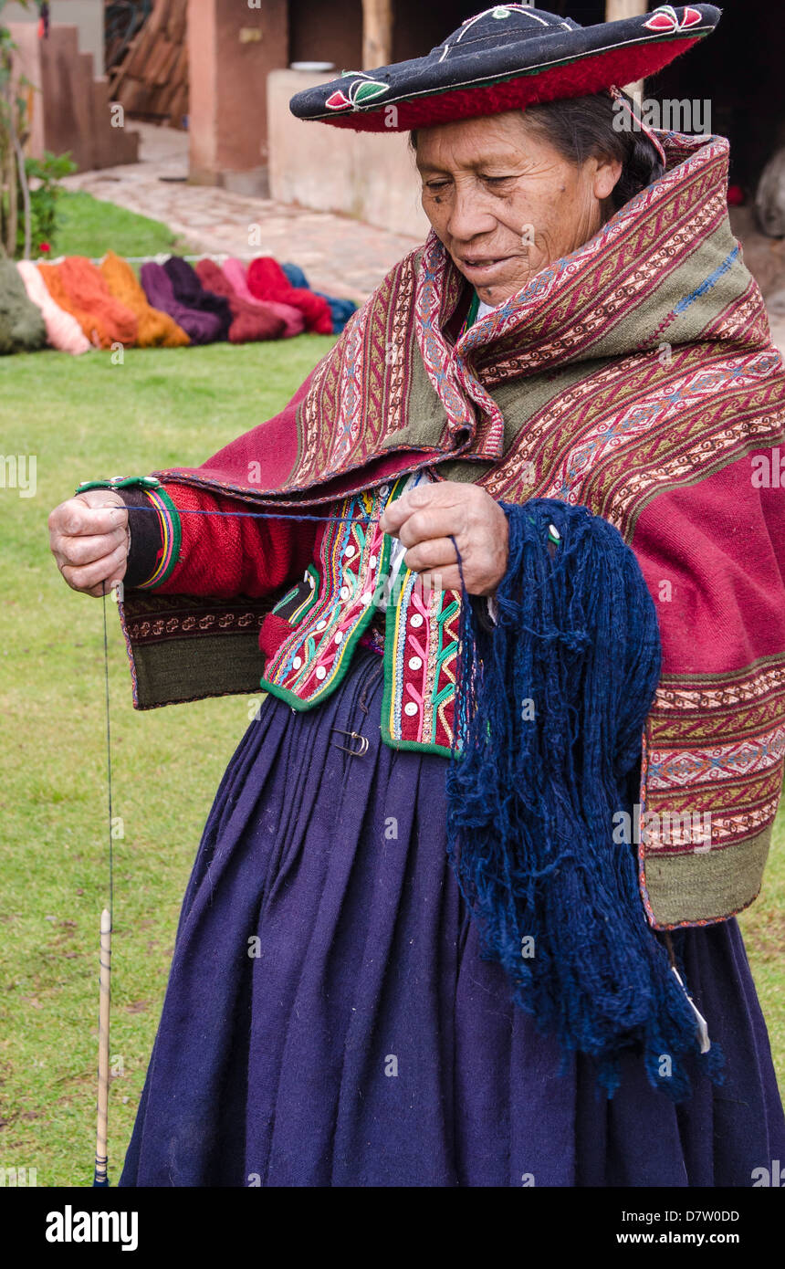Femme Inca fil tourne à Chinchero, Pérou, Amérique du Sud Banque D'Images