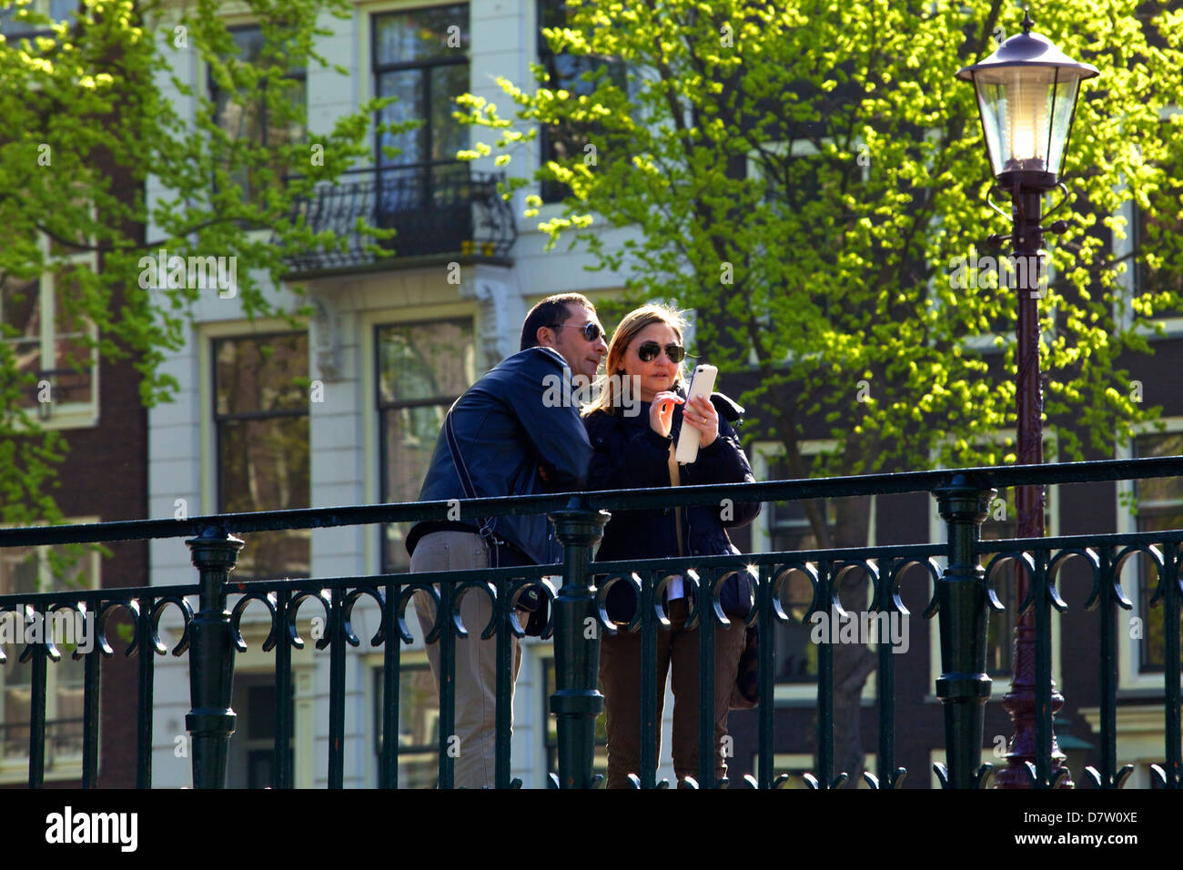 Les touristes sur pont-canal, Amsterdam, Pays-Bas Banque D'Images