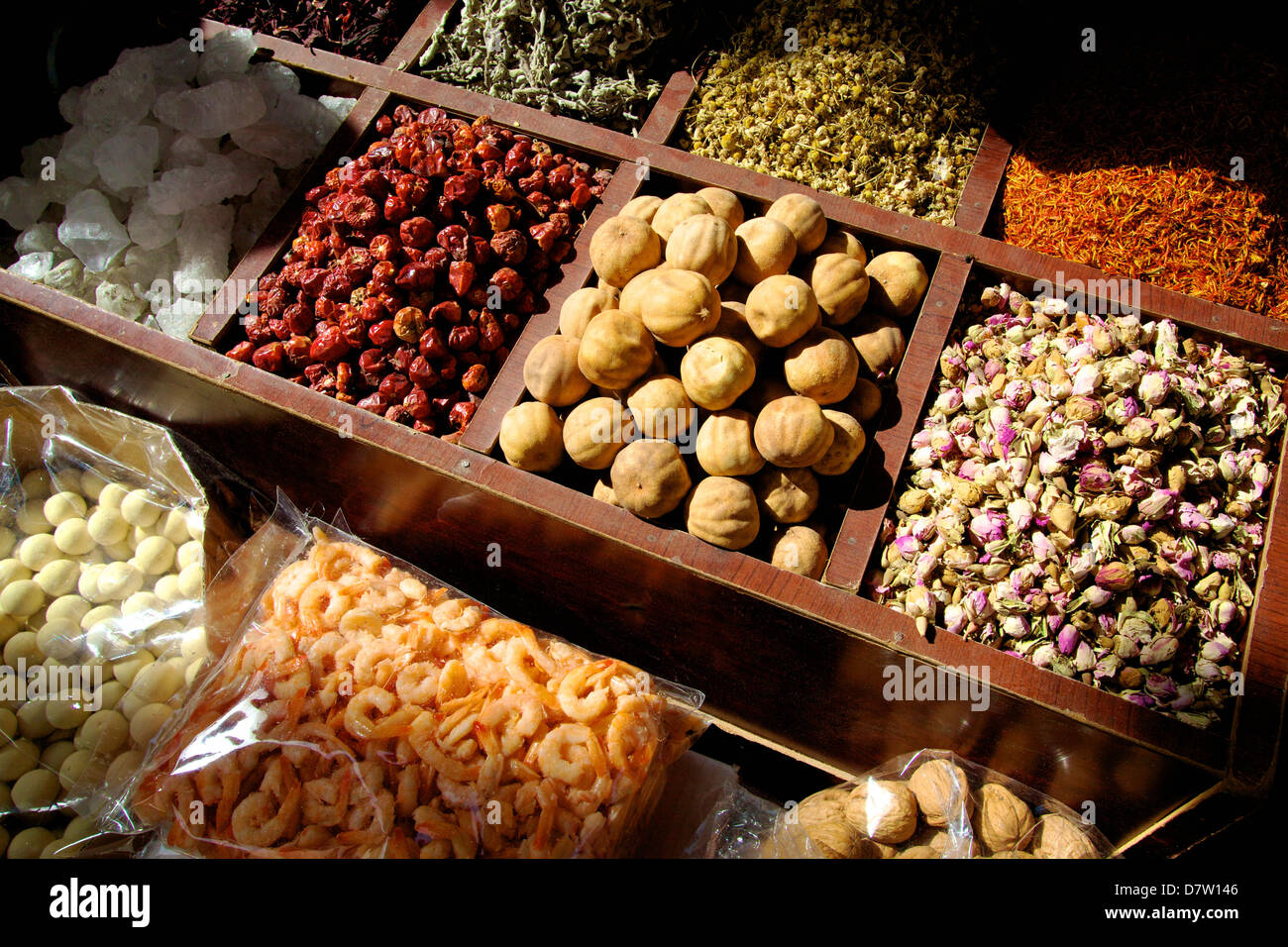 Vente d'étal de fines herbes et d'aliments séchés, Dubaï, Émirats arabes unis, Moyen Orient Banque D'Images
