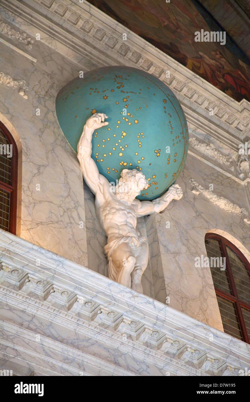 Statue d'Atlas holding l'univers sur ses épaules dans le Palais Royal, Amsterdam, Pays-Bas Banque D'Images