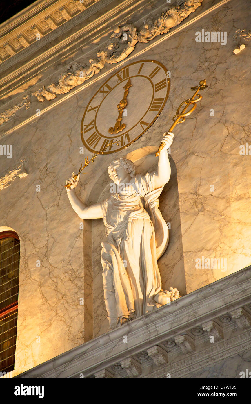 Réveil et statue en Palais Royal, Amsterdam, Pays-Bas Banque D'Images