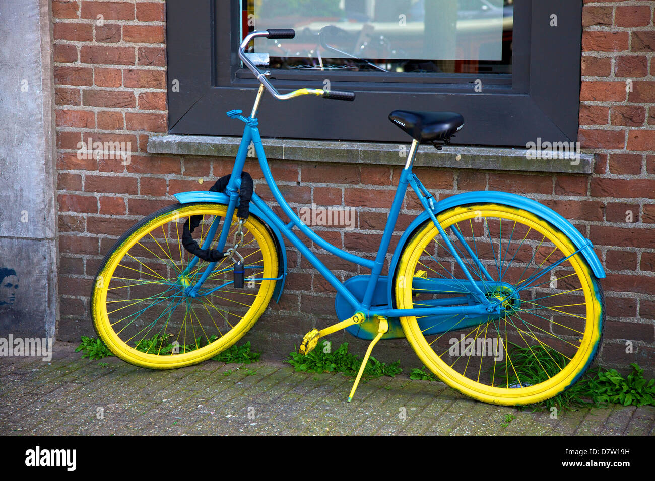 Vélo bleu et jaune, Amsterdam, Pays-Bas Banque D'Images