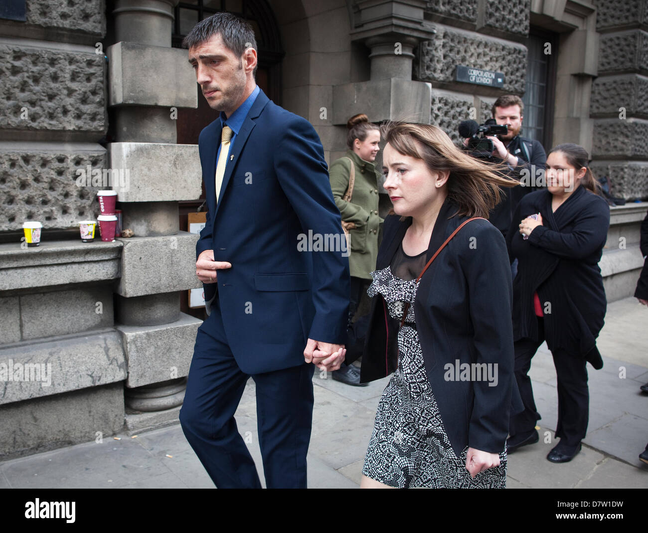 L'Old Bailey, London, UK. 14 mai 2013. Photo montre Steven Carter le père biologique de Tia forte de quitter la cour après Stuart Hazell est emprisonné pour 38 ans. Stuart Hazell a été emprisonné à vie avec une durée minimale de 38 ans après avoir finalement admettre le meurtre de lycéenne Tia Sharp. Crédit : Jeff Gilbert/Alamy Live News Banque D'Images