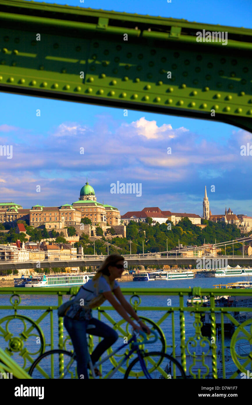 Cycliste sur pont de la liberté, Galerie nationale hongroise en arrière-plan, Budapest, Hongrie Banque D'Images