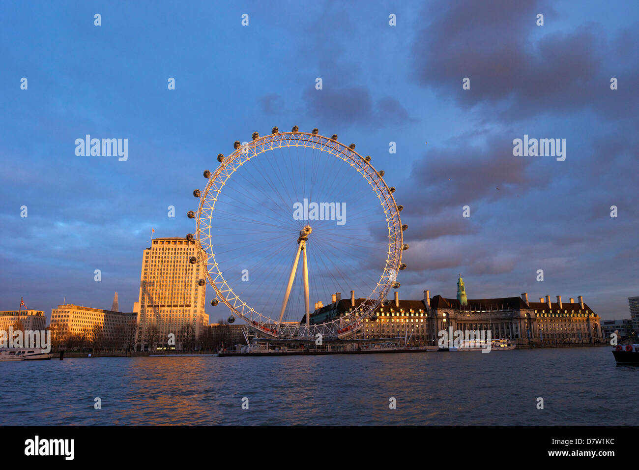 London Eye, la Tamise, et l'Hôtel de ville de Victoria Embankment au coucher du soleil, Londres, Angleterre, Royaume-Uni Banque D'Images