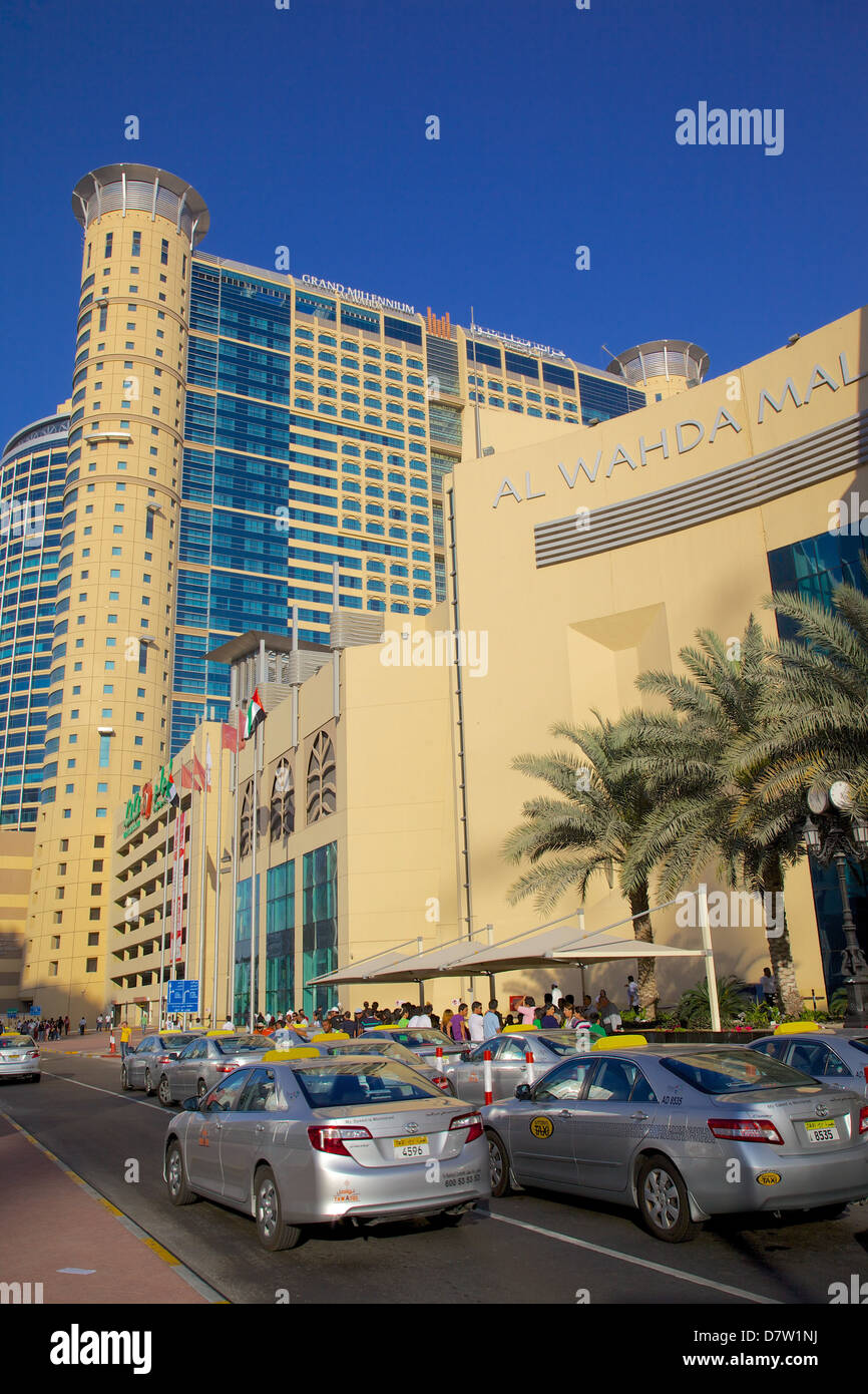 Centre Commercial Al Wahda et taxis, Abu Dhabi, Émirats arabes unis, Moyen Orient Banque D'Images