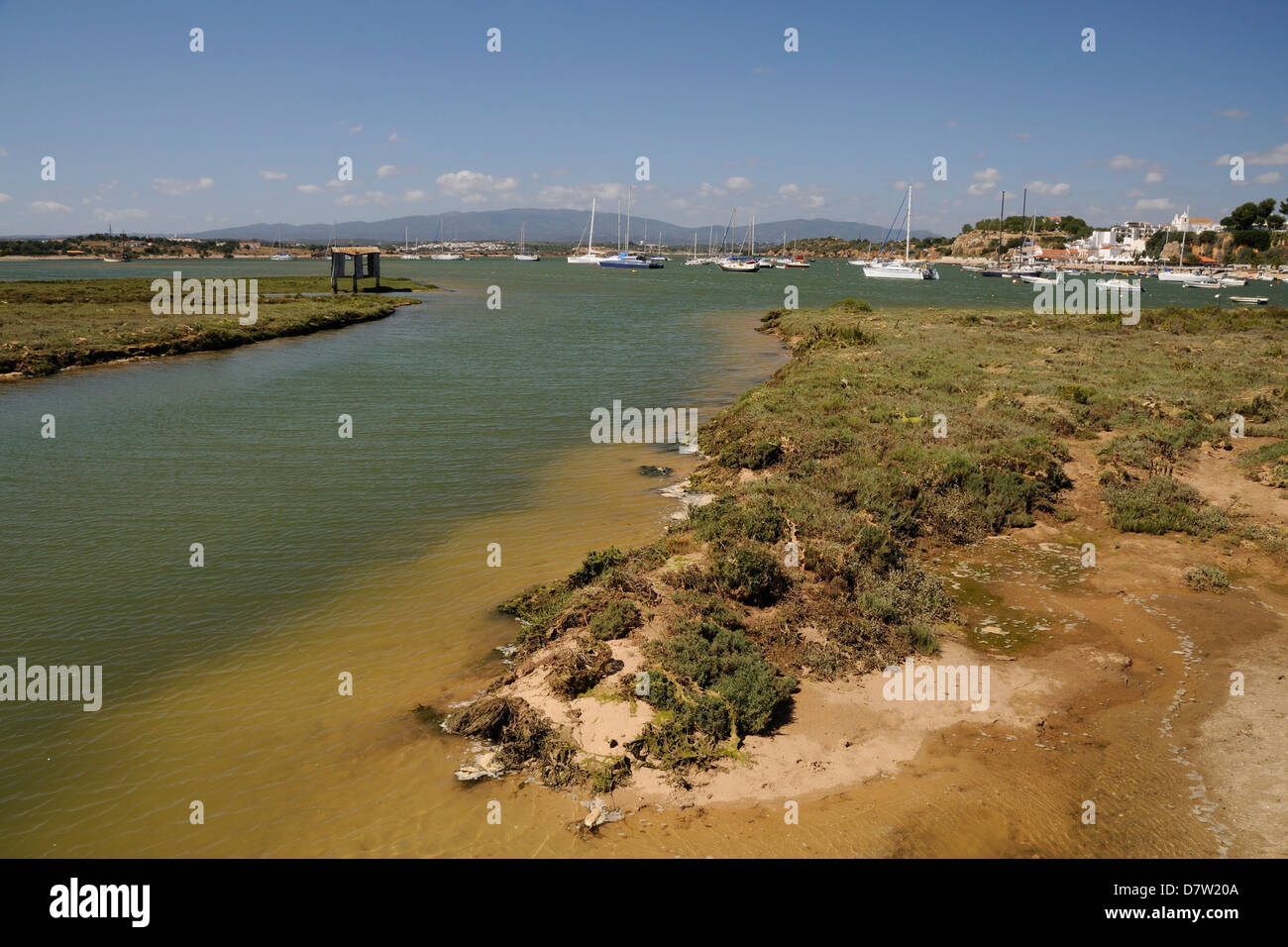 Saltmarsh, port d'estuaire à marée haute et yachts amarrés, Alvor, Près de Portimao, Algarve, Portugal Banque D'Images