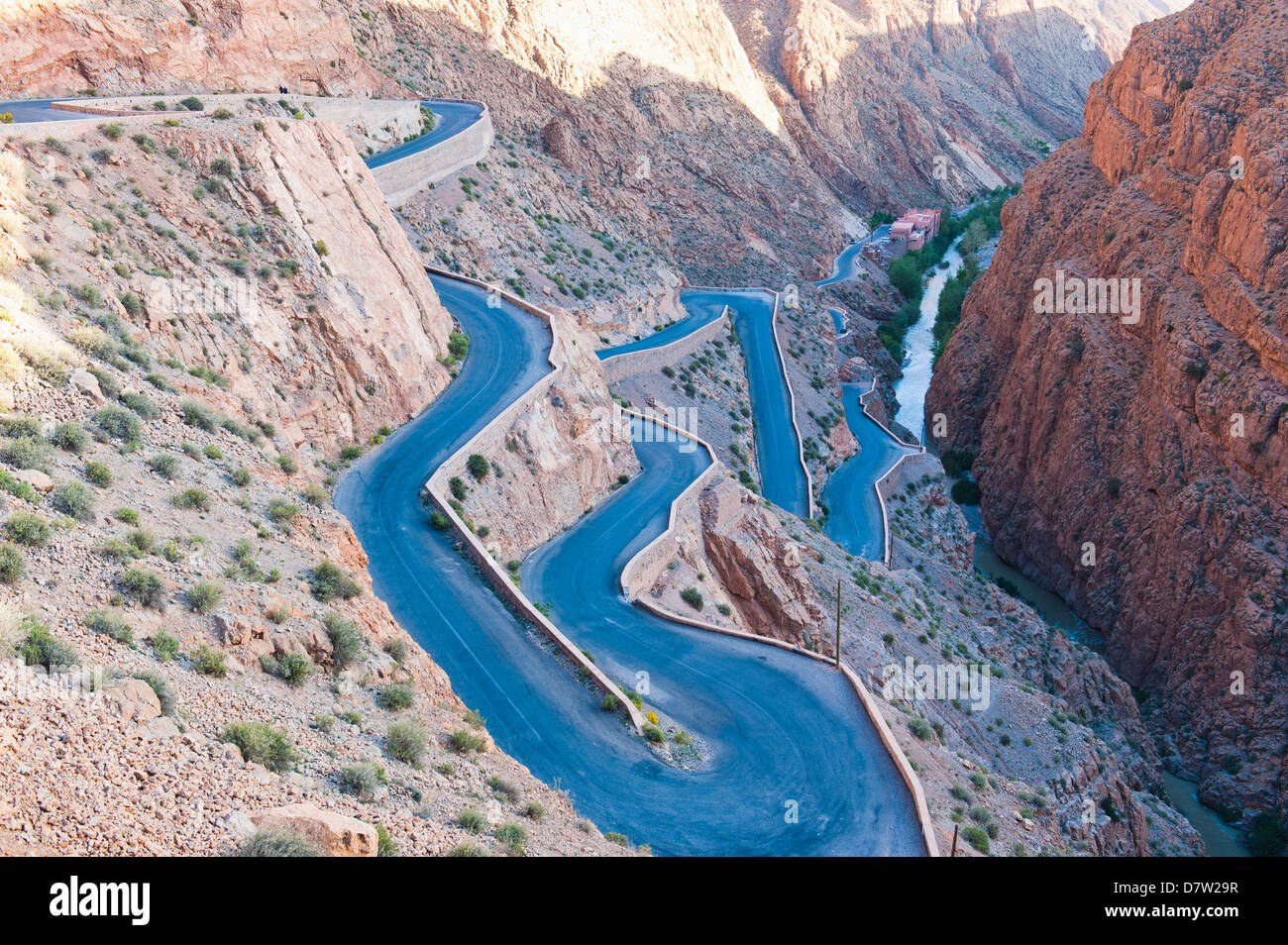 Route sinueuse raide jusqu'au Gorges du Dadès, vallée du Dadès, au Maroc, Afrique du Nord Banque D'Images