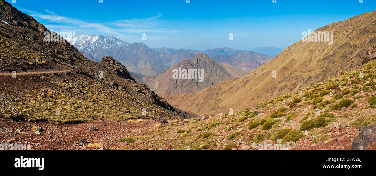 Le paysage de montagne du Haut Atlas à pied entre la station de ski de l'Oukaimeden et Tacheddirt, Haut Atlas, Maroc, Afrique du Nord Banque D'Images