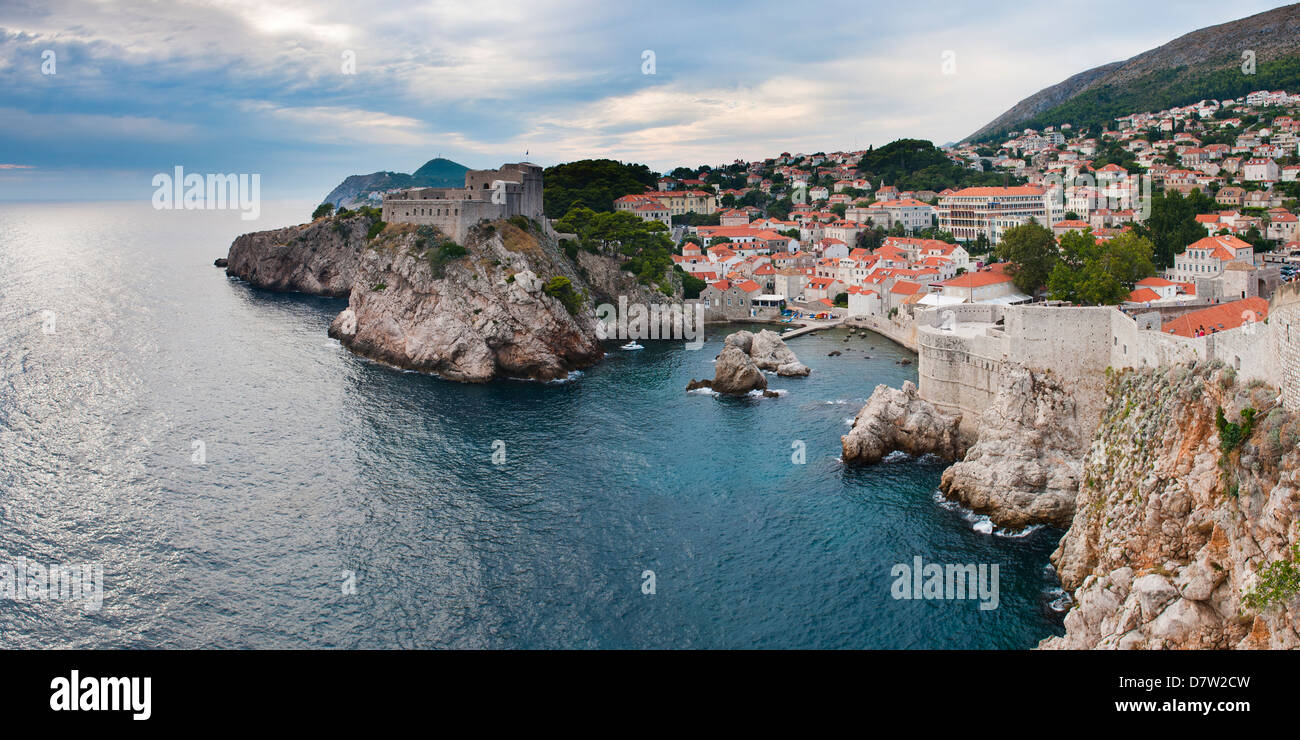 Fort Lovrijenac (St. Forteresse du Saint-Laurent) et le littoral des vieux murs de la ville, de la côte dalmate, Dubrovnik, Croatie, Adriatique Banque D'Images