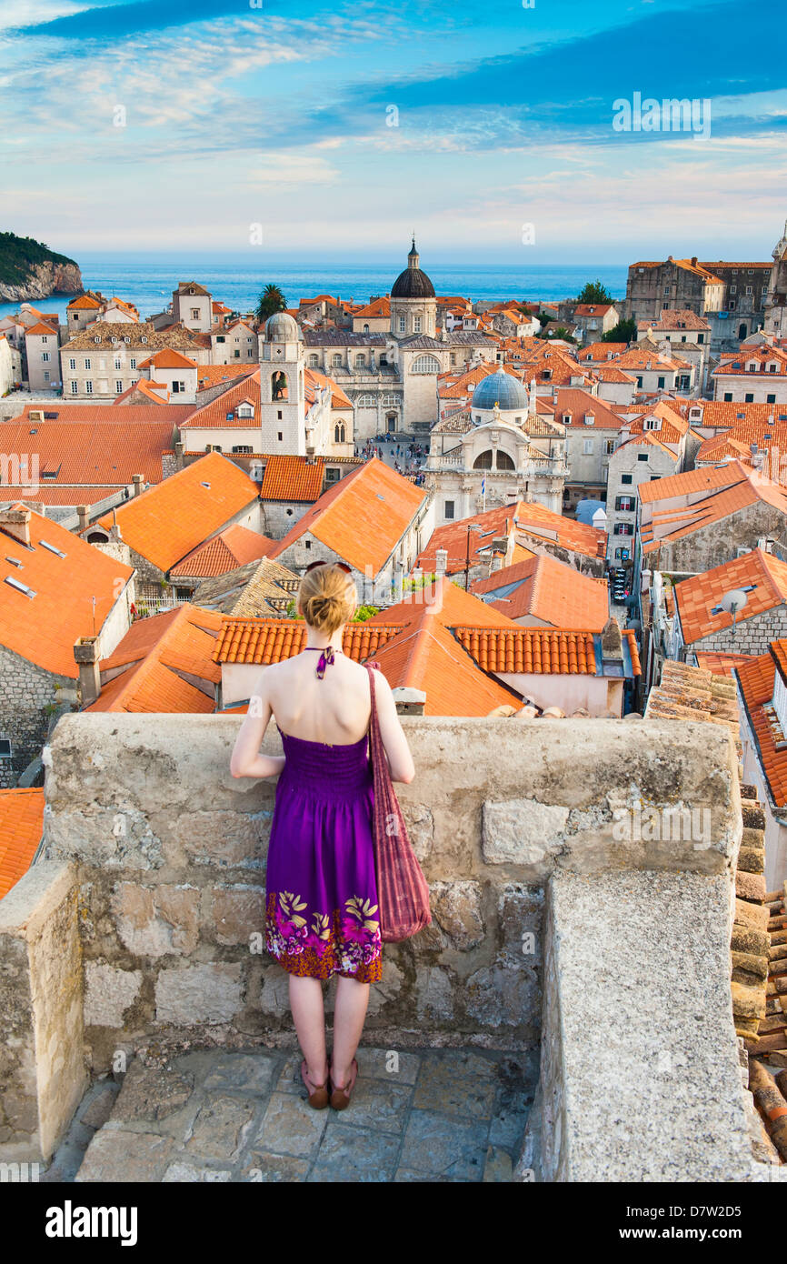 Visites touristiques sur Dubrovnik Remparts, Vieille Ville, site du patrimoine mondial de l'UNESCO, Dubrovnik, Croatie, la côte dalmate Banque D'Images