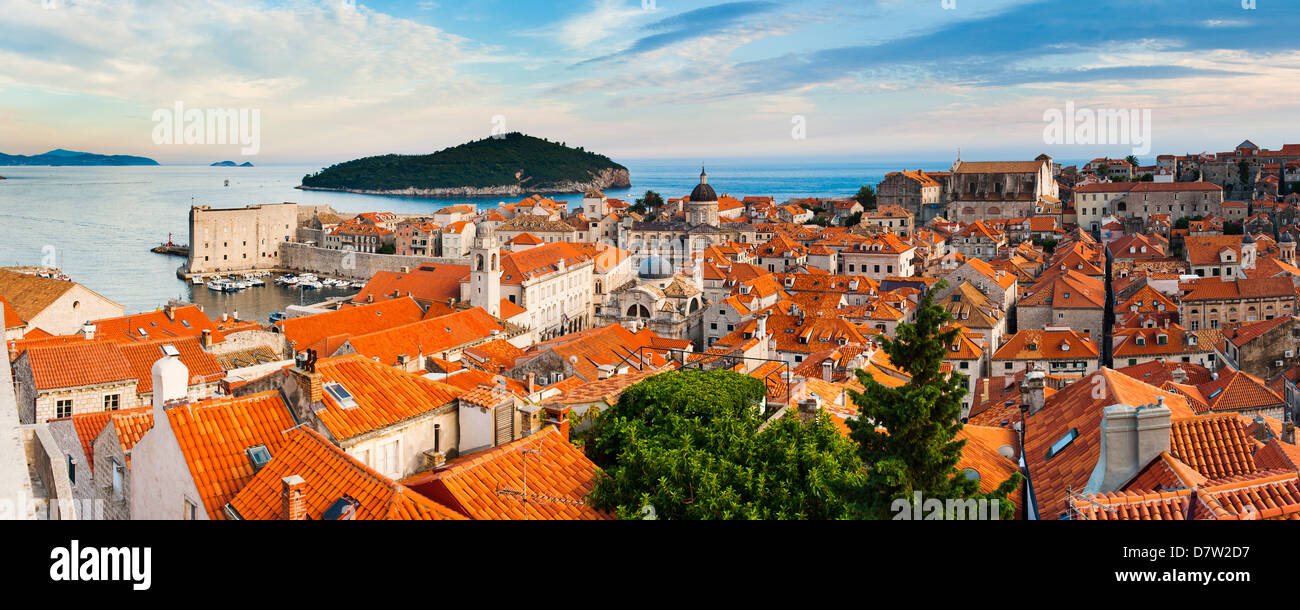 La vieille ville de Dubrovnik et l'île de Lokrum depuis Dubrovnik remparts, côte dalmate, Adriatique, Croatie Banque D'Images