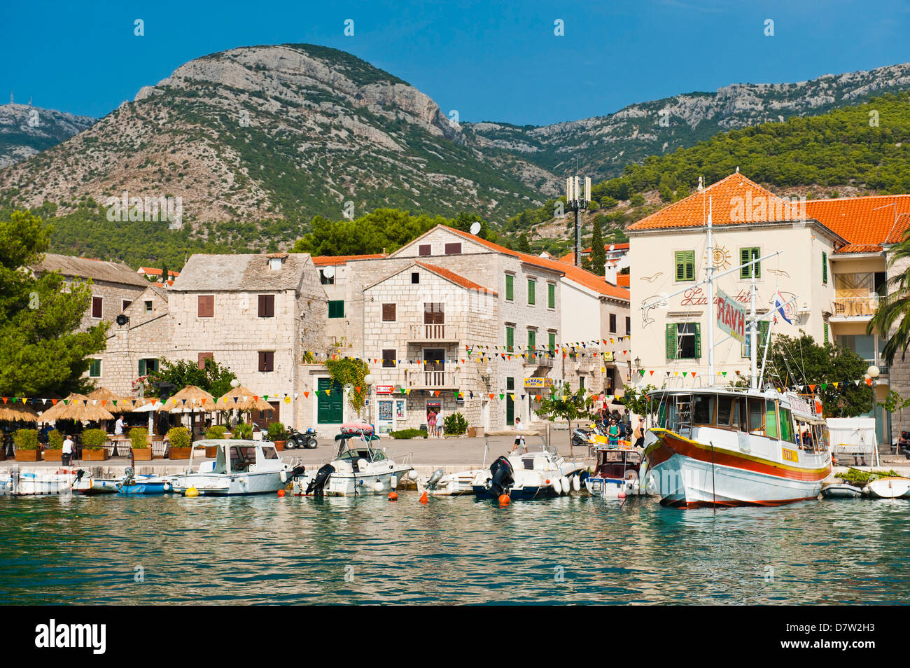La ville de Bol, Île de Brac, la côte dalmate, Adriatique, Croatie Banque D'Images