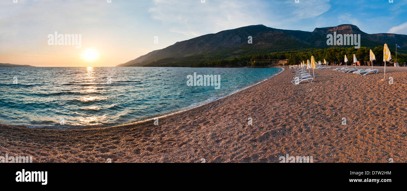 Plage de Zlatni Rat au coucher du soleil, Bol, Île de Brac, la côte dalmate, Adriatique, Croatie Banque D'Images