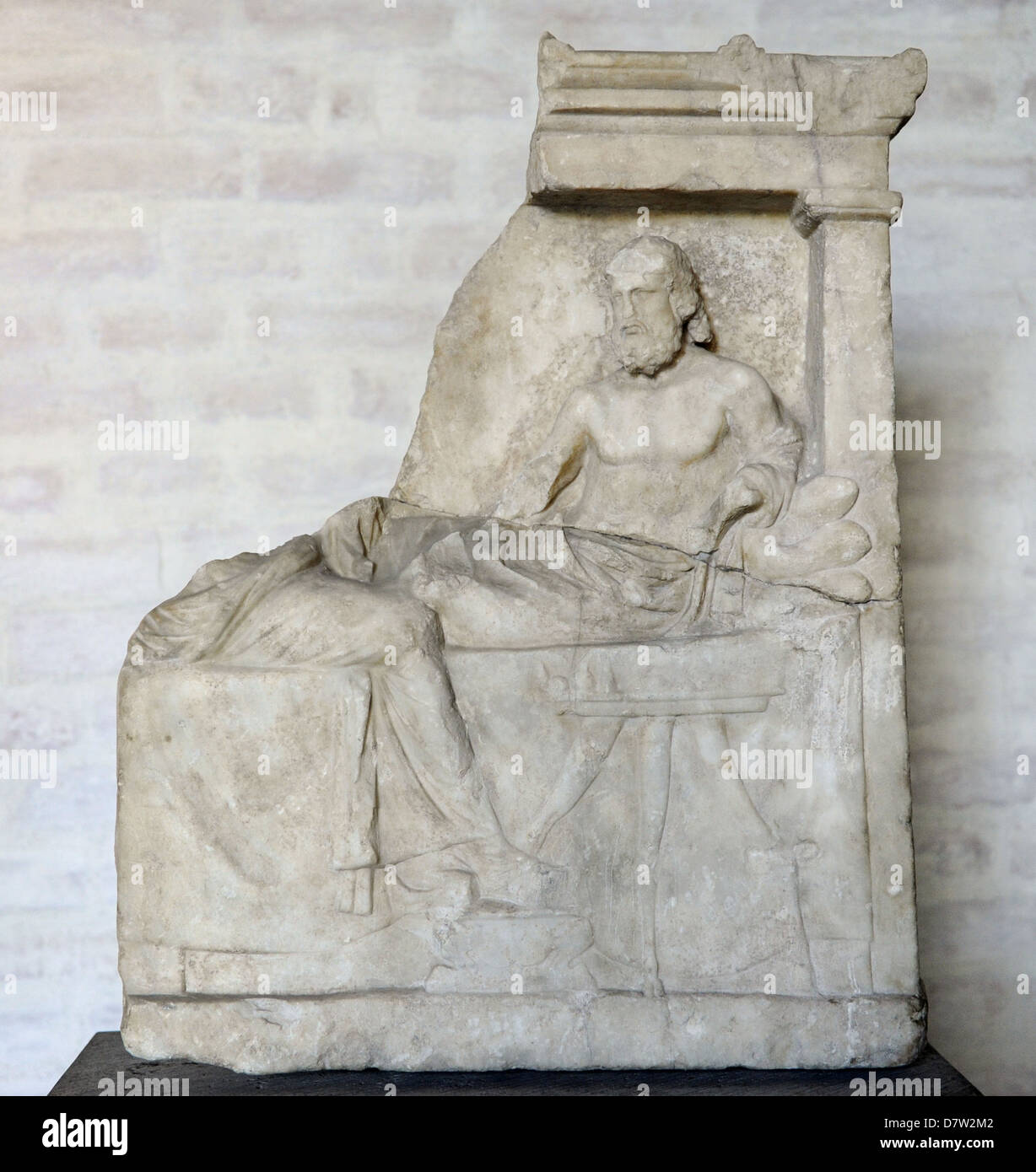 Stèle avec relief représentant un couple dans un banquet. L'homme s'étira et la femme assise. Ca. 340 BC. Glyptothèque. Munich. Banque D'Images