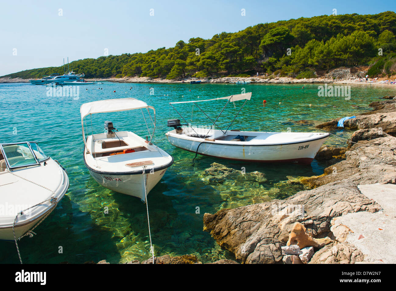 Bateaux dans les îles Pakleni (Îles Paklinski), de la côte dalmate, Mer Adriatique, Croatie Banque D'Images Bateaux dans les îles Pakleni (Îles Paklinski), de la côte dalmate, Mer Adriatique, Croatie Banque D'Images