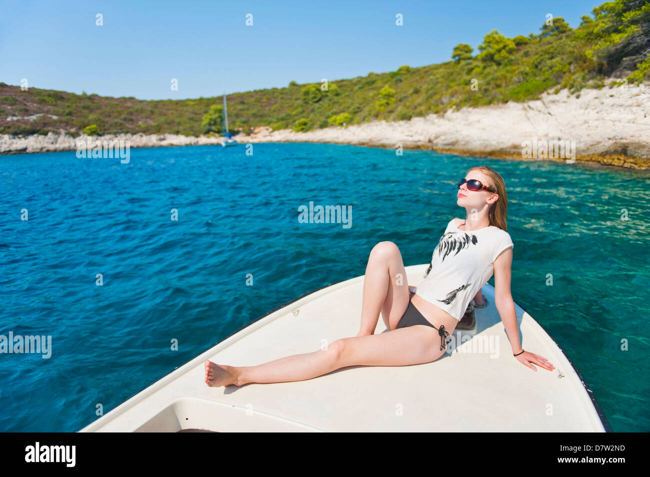 Tourist à bronzer sur un bateau dans l'Îles Pakleni (Îles Paklinski), île de Hvar, l'île de la côte dalmate, Mer Adriatique, Croatie Banque D'Images Tourist à bronzer sur un bateau dans l'Îles Pakleni (Îles Paklinski), île de Hvar, l'île de la côte dalmate, Mer Adriatique, Croatie Banque D'Images