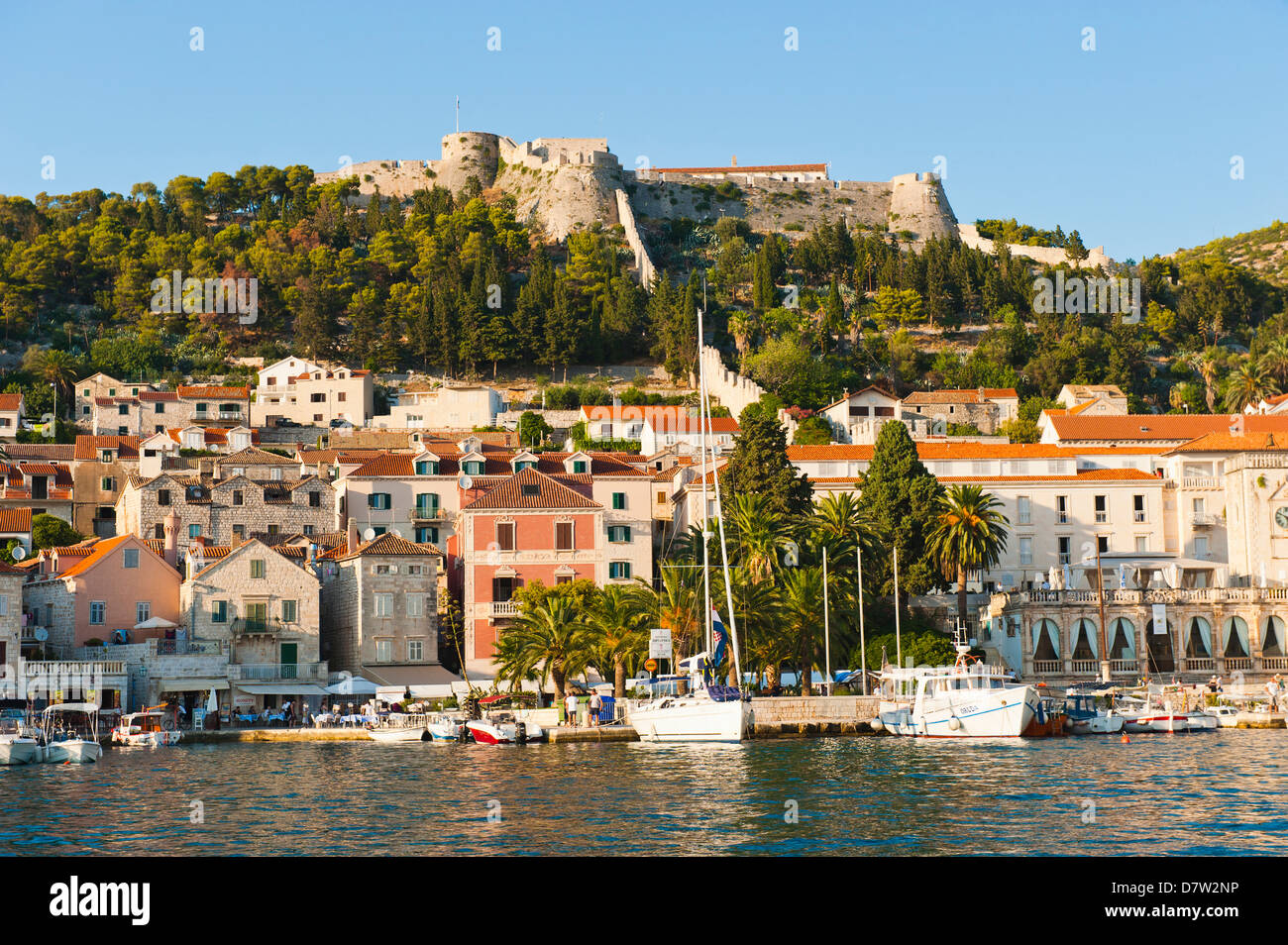 La ville de Hvar et Fort Espagnol (Fortica), vu de la mer Adriatique, l'île de Hvar, l'île de la côte dalmate, en Croatie Banque D'Images