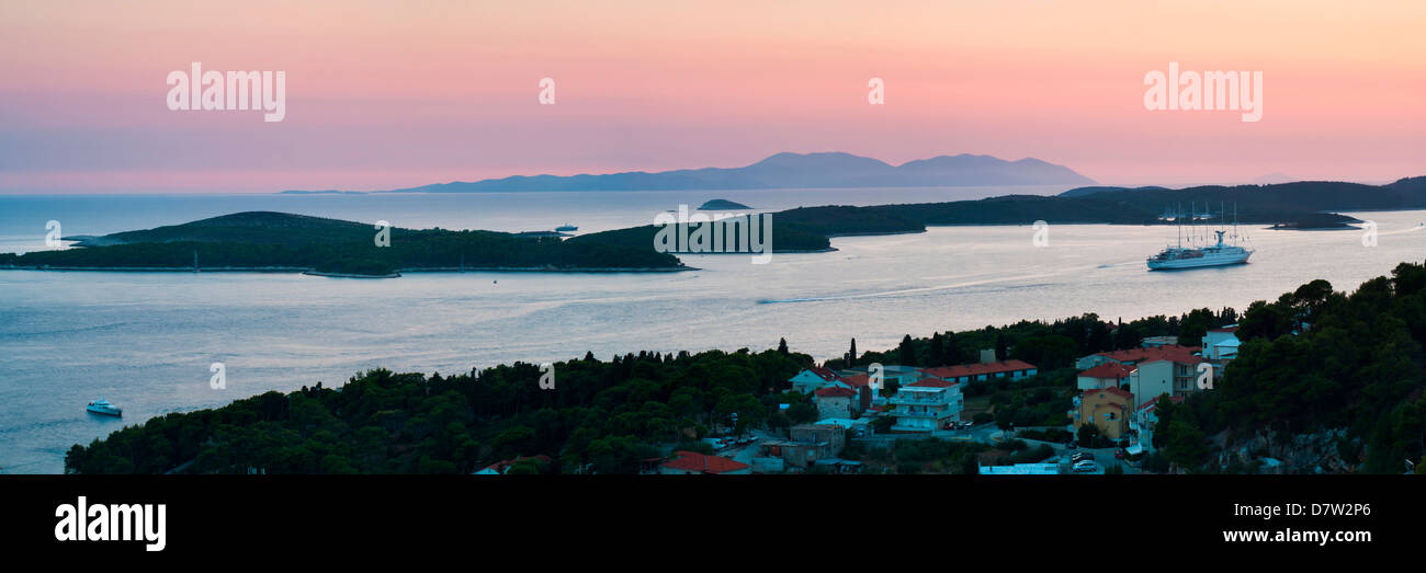 Les îles Pakleni et l''île de Vis, un navire de croisière amarré au coucher du soleil, vu de l'île de Hvar, île de la côte dalmate, Mer Adriatique, Croatie Banque D'Images