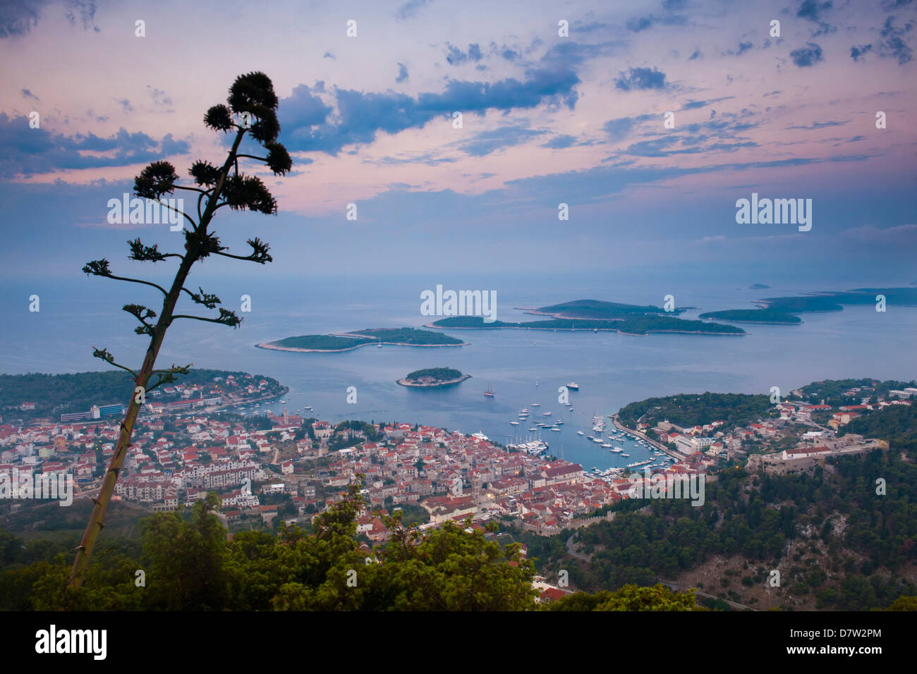 La ville de Hvar et les Îles Pakleni (Îles Paklinski) la nuit, côte dalmate, Mer Adriatique, Croatie Banque D'Images La ville de Hvar et les Îles Pakleni (Îles Paklinski) la nuit, côte dalmate, Mer Adriatique, Croatie Banque D'Images