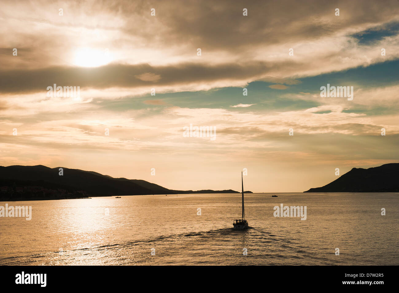 Bateau à voile au coucher du soleil sur la côte dalmate, Adriatique, Croatie Banque D'Images
