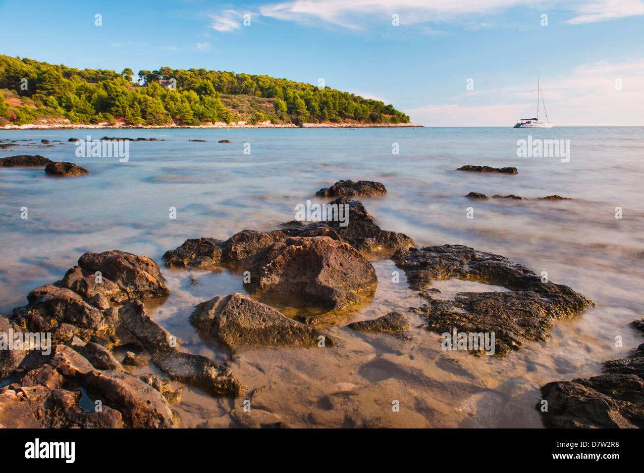 Bateau à voile à la plage de Przina (Vela Przina), Lumbarda, l'île de Korcula, côte dalmate, Adriatique, Croatie Banque D'Images