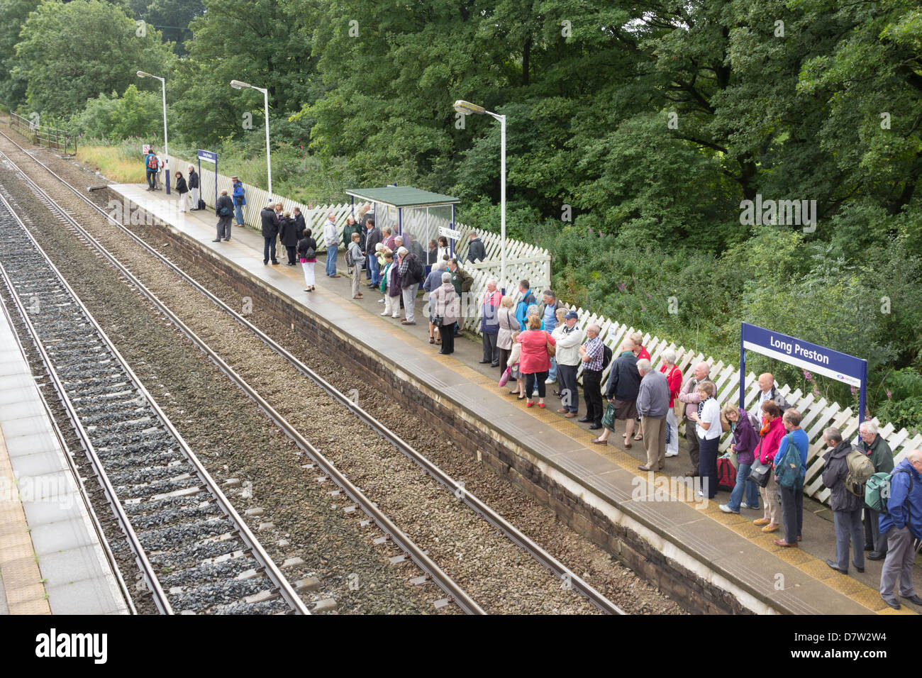 Passagers à long Preston sur la ligne de chemin de fer Settle-Carlisle, attente de 'l'Fellsman" train à vapeur. Banque D'Images