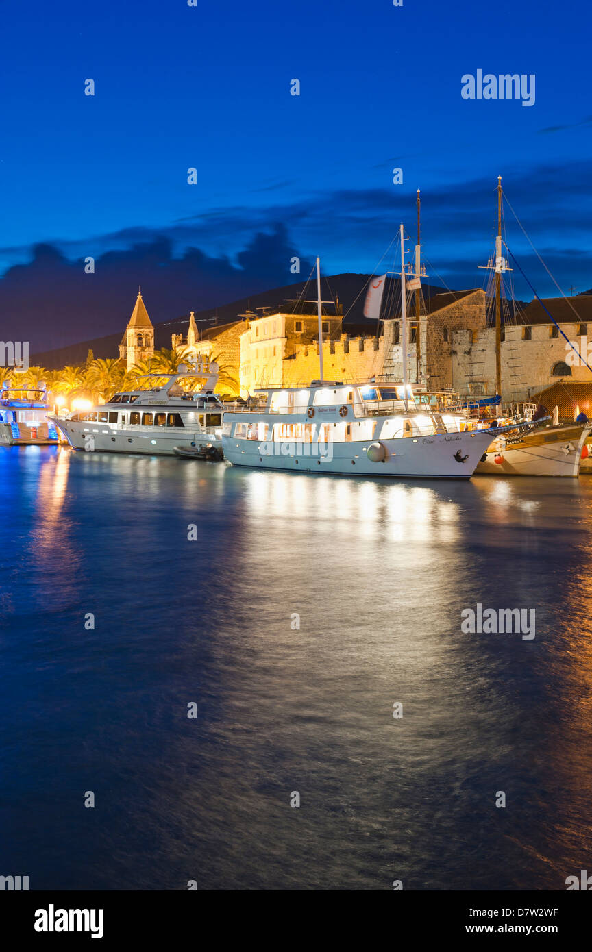 La ville de Trogir avec des bateaux dans le port la nuit, côte dalmate, Adriatique, Croatie Banque D'Images