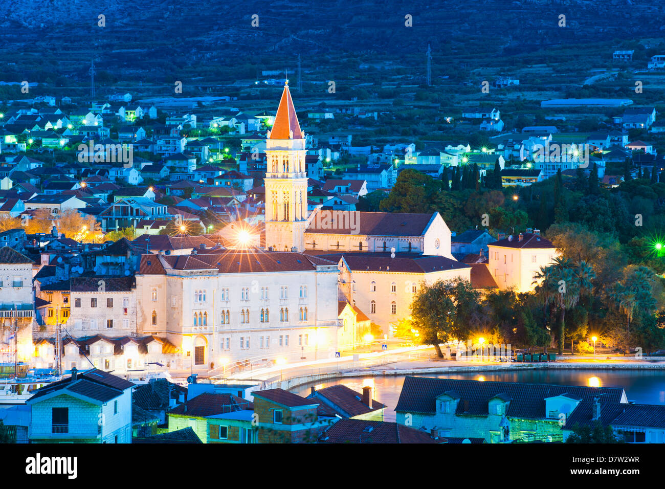 Cathédrale de Saint-Laurent (Katedrala Sv. Lovre) dans la région de Trogir la nuit, UNESCO World Heritage Site, côte dalmate, en Croatie Banque D'Images