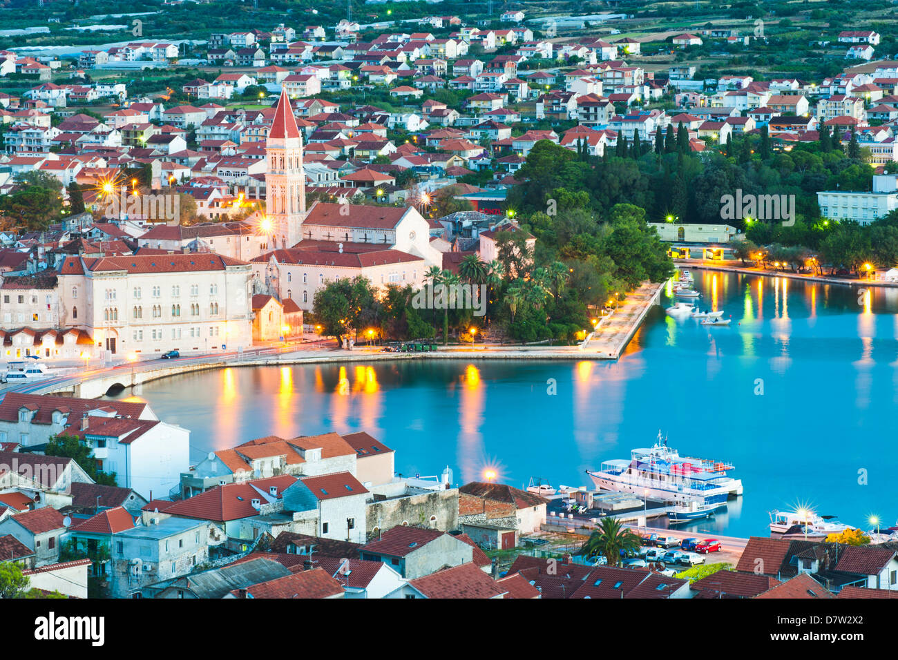 Cathédrale de Saint-Laurent dans la soirée, Site du patrimoine mondial de l'UNESCO, la ville de Trogir, côte dalmate, Adriatique, Croatie Banque D'Images