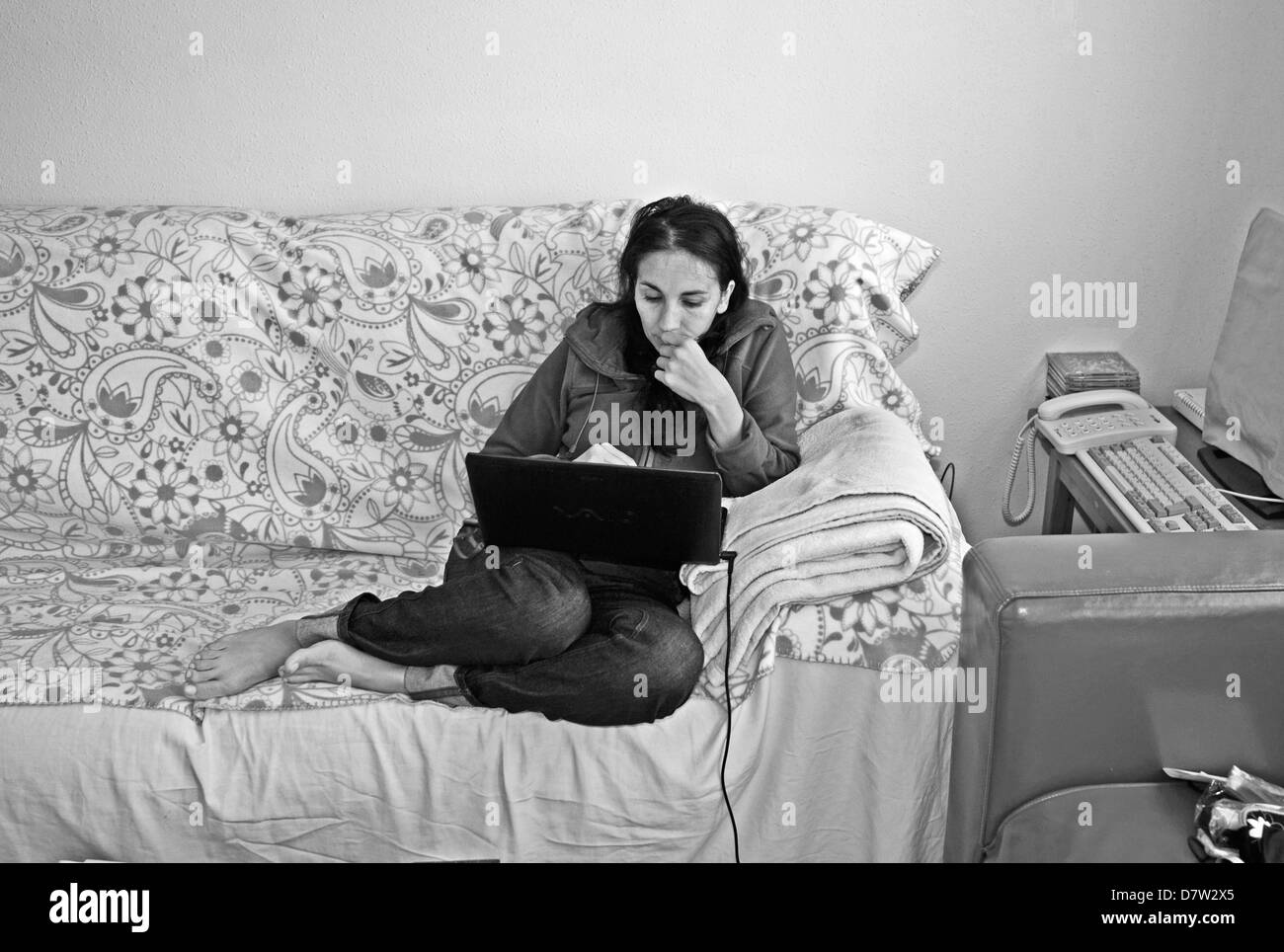 -Femme avec Lap Top sur le canapé- Banque D'Images