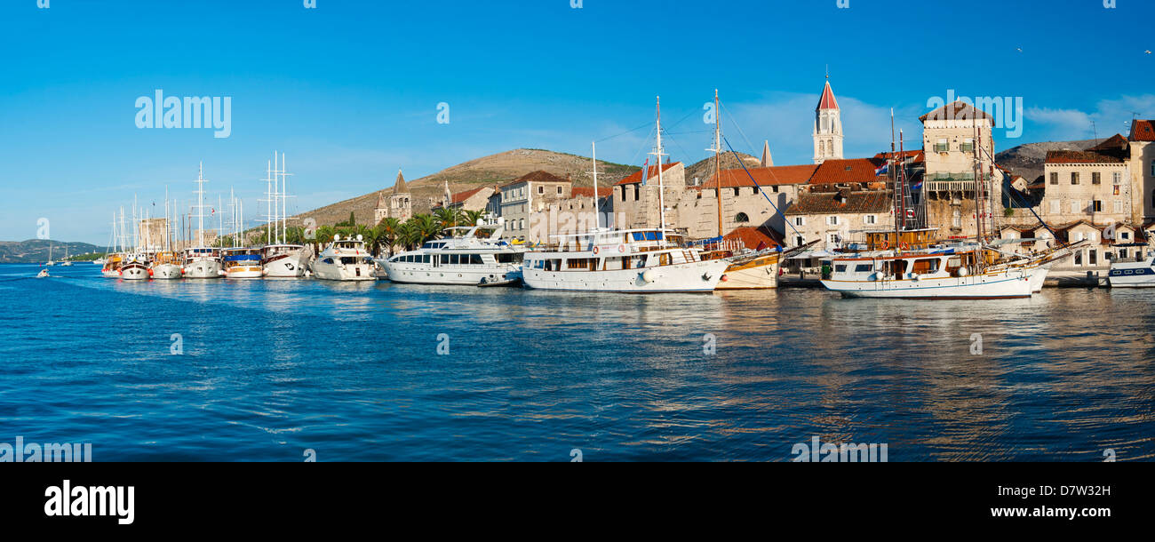 Vieille ville de Trogir, site classé au Patrimoine Mondial de l'UNESCO, côte dalmate, Adriatique, Croatie Banque D'Images