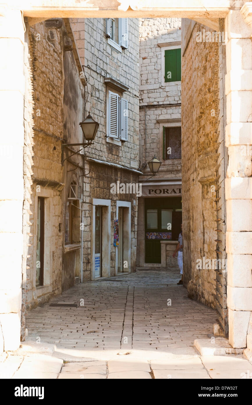 Rues pavées de Trogir vue à travers le sud de la ville, la ville de Trogir, site classé au Patrimoine Mondial de l'UNESCO, la Dalmatie, Croatie Banque D'Images