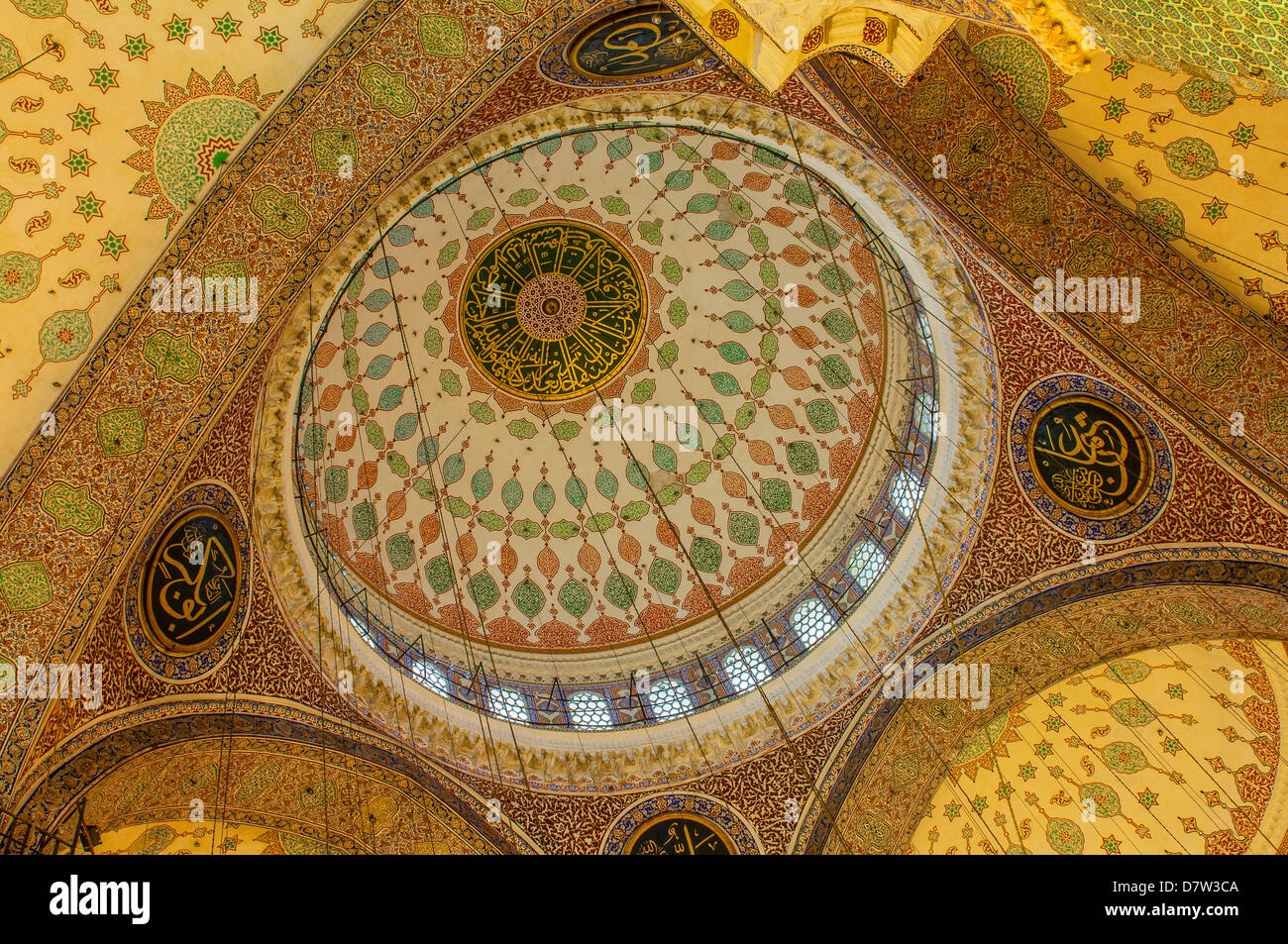 Yeni Cami ou la nouvelle mosquée, dômes et coupoles, la vieille ville d'Istanbul, Turquie Banque D'Images