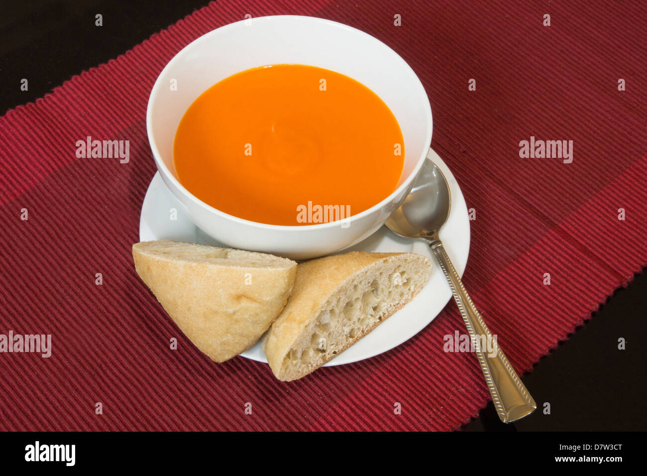 Soupe de tomate dans un bol Banque D'Images