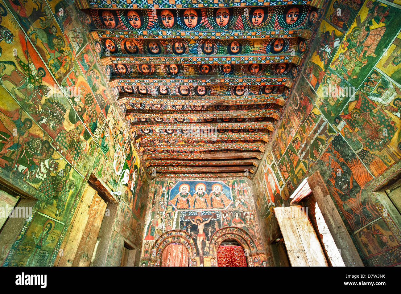 Peintures rupestres dans l'intérieur de l'Église Debre Birhan Selassie, Gondar, Éthiopie Banque D'Images