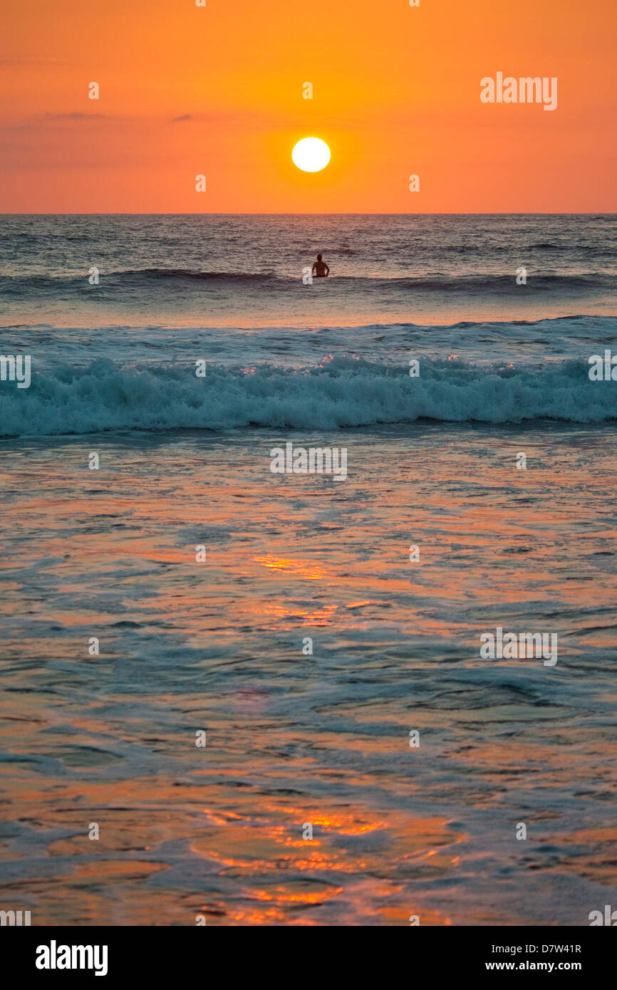 Coucher de soleil à Playa Guiones Nosara Beach, surf, Péninsule de Nicoya, Province de Guanacaste, Costa Rica Côte Banque D'Images