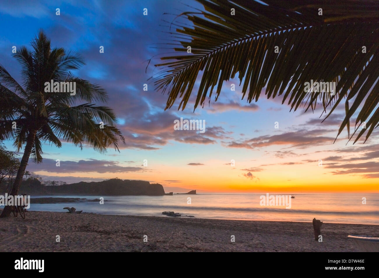 Coucher du soleil par le sud de la pointe de la magnifique plage Playa Pelada, Nosara, Péninsule de Nicoya, Province de Guanacaste, Costa Rica Banque D'Images