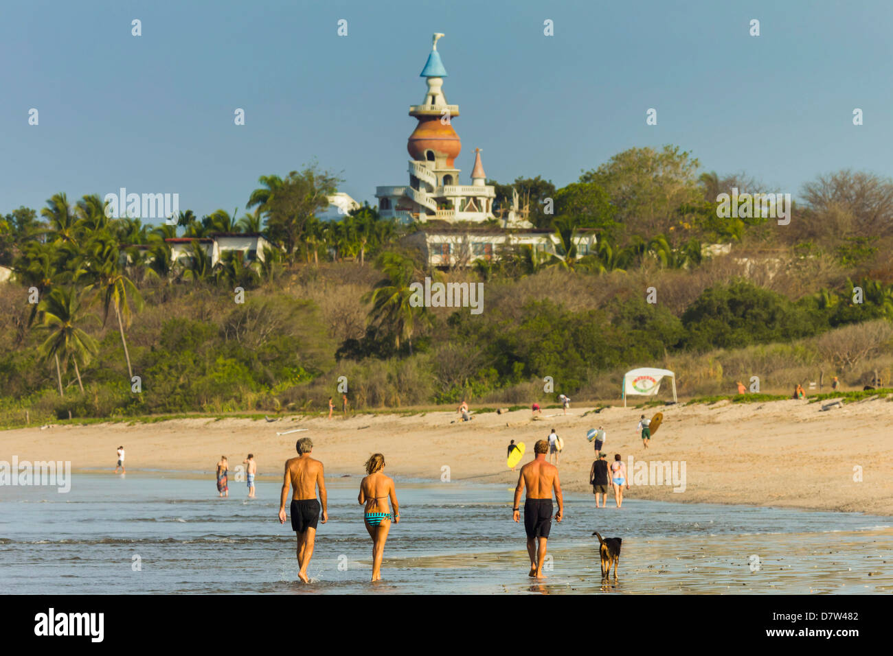 Les marcheurs et la plage de Nosara Hôtel à la plage populaire de Playa Guiones, Nosara, Péninsule de Nicoya, Province de Guanacaste, Costa Rica Banque D'Images