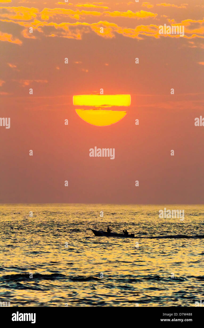 Bateau de pêche et le coucher du soleil au large de Playa Guiones Nosara Beach, surf, Péninsule de Nicoya, Province de Guanacaste, Costa Rica Banque D'Images