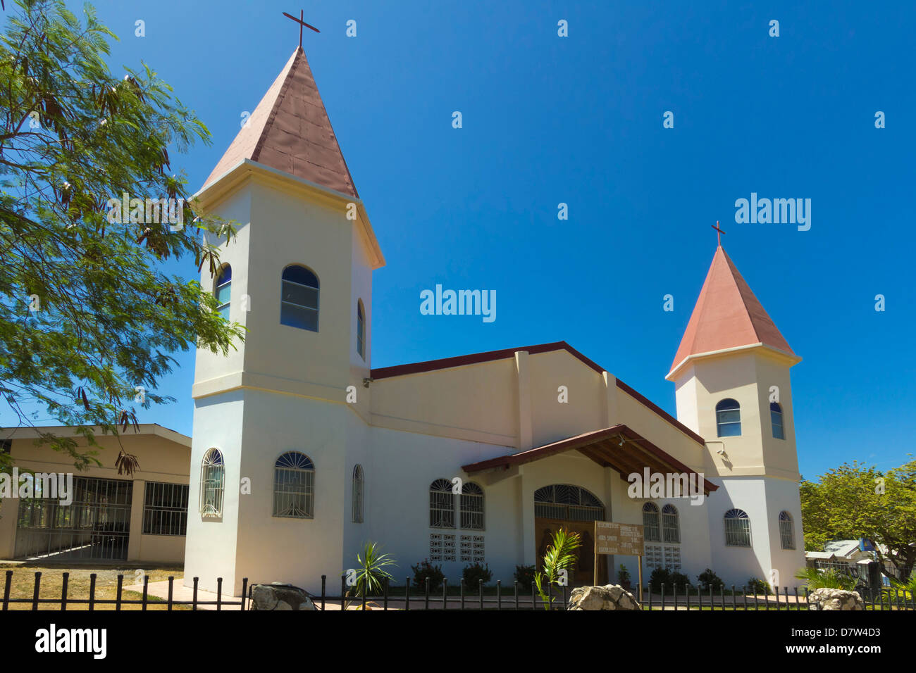 Deux tours, église au centre de ce village & resort, Samara, Province de Guanacaste, Péninsule de Nicoya, Costa Rica Banque D'Images