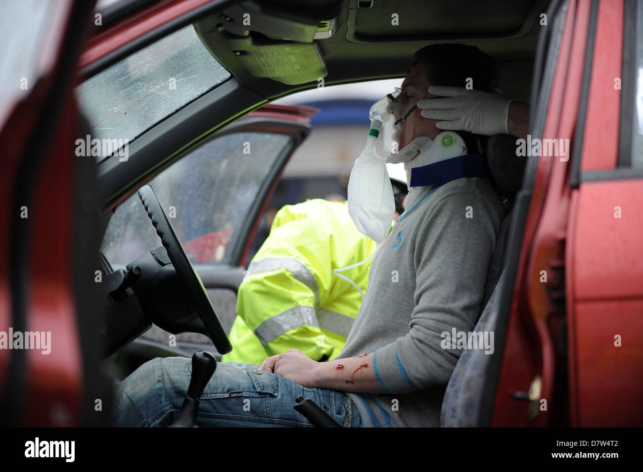 Un accident de la route (art) la victime est traitée par une équipe d'ambulanciers après un accident de voiture. Banque D'Images