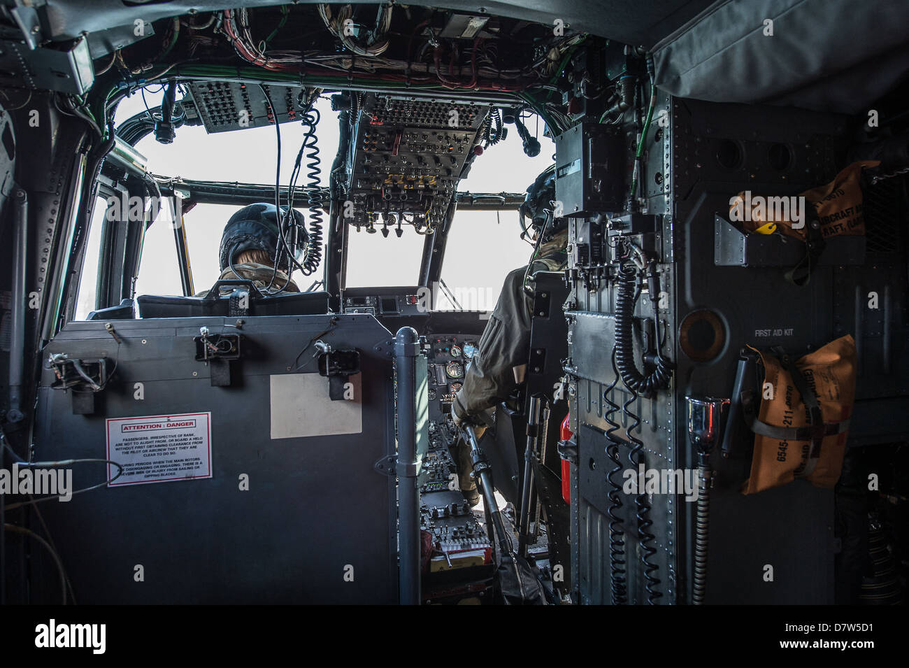 Pilote et co-pilote à bord d'un Sea King de la Marine royale Hélicoptère Mk4 Banque D'Images