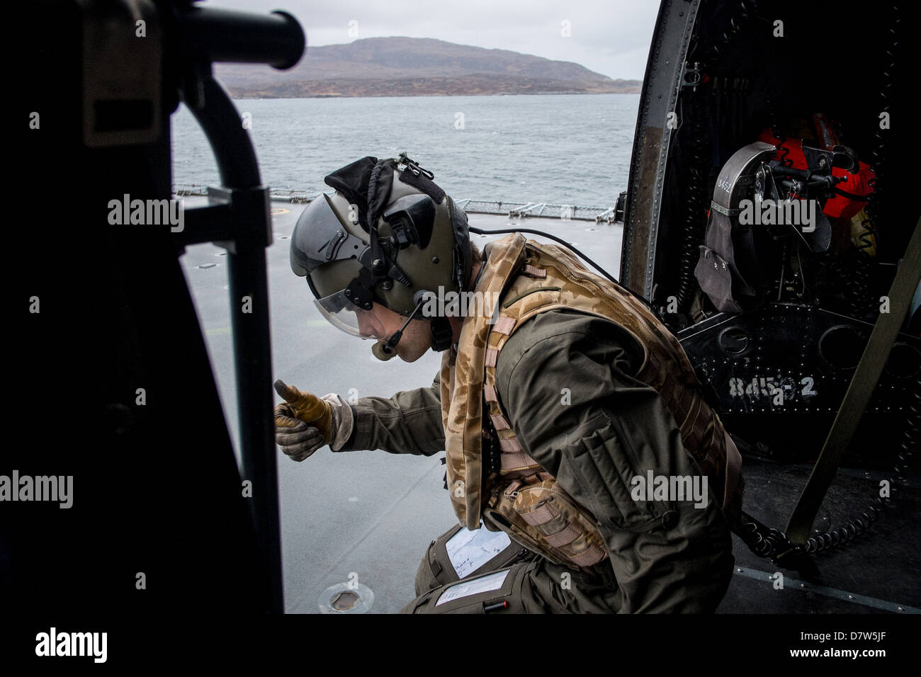 L'atterrissage sur le pont du HMS Rempart dans un Sea King de la Royal Navy Mk 4 hélicoptère avec l'aircrewman guidant le pilote. Banque D'Images