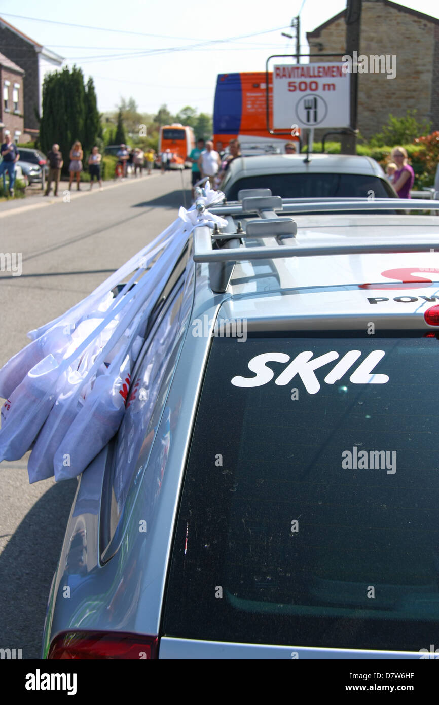 Voiture de l'équipe de compétences avec ravitaillement Shimano sacs accroché sur la porte, prêt pour l'assistance aux usagers. Fleche Wallone la race. Banque D'Images