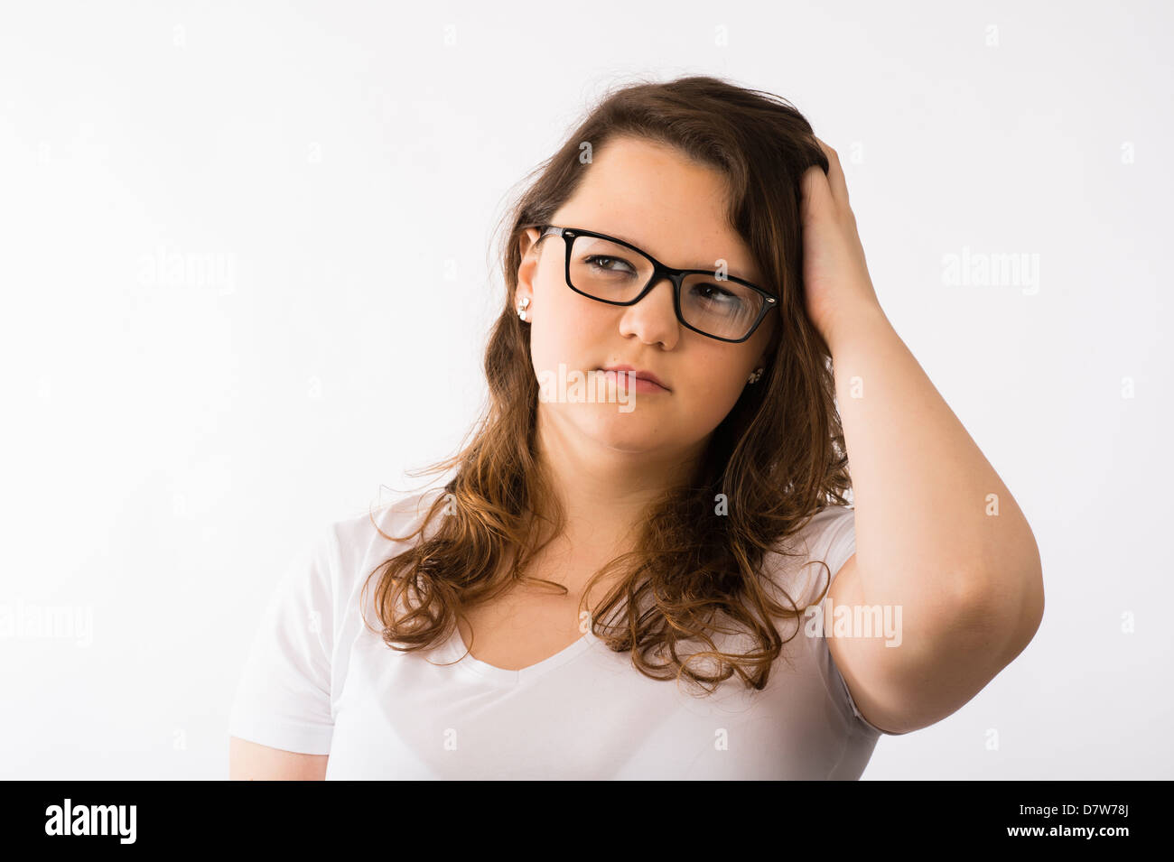 Une jeune brunette young woman wearing glasses confondu concerné se gratter la tête Banque D'Images