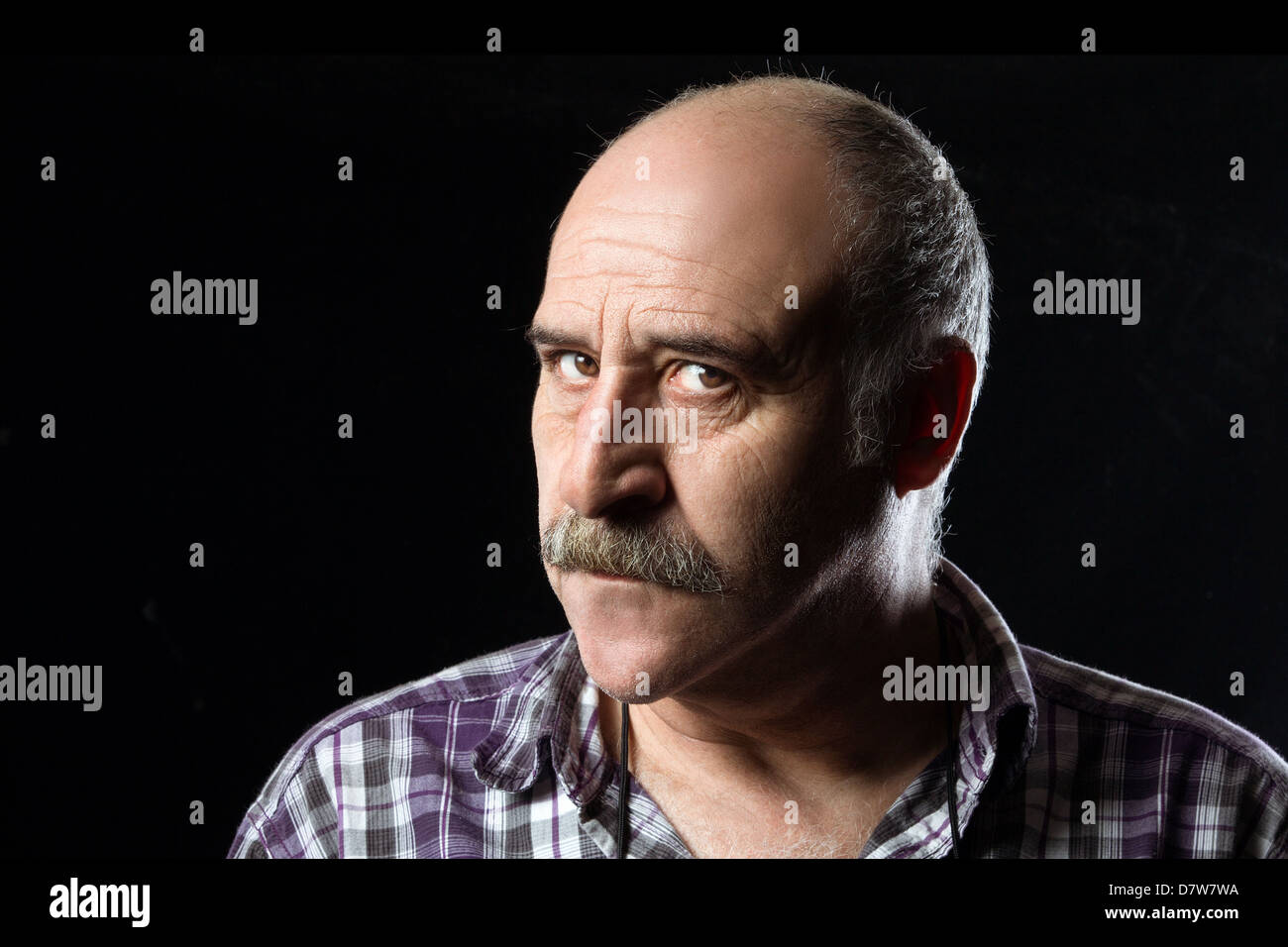 Un homme chauve avec une barbe Banque de photographies et d’images à ...